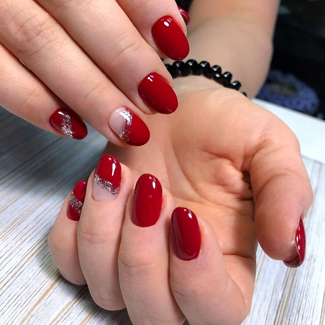 Маникюр с красным лаком