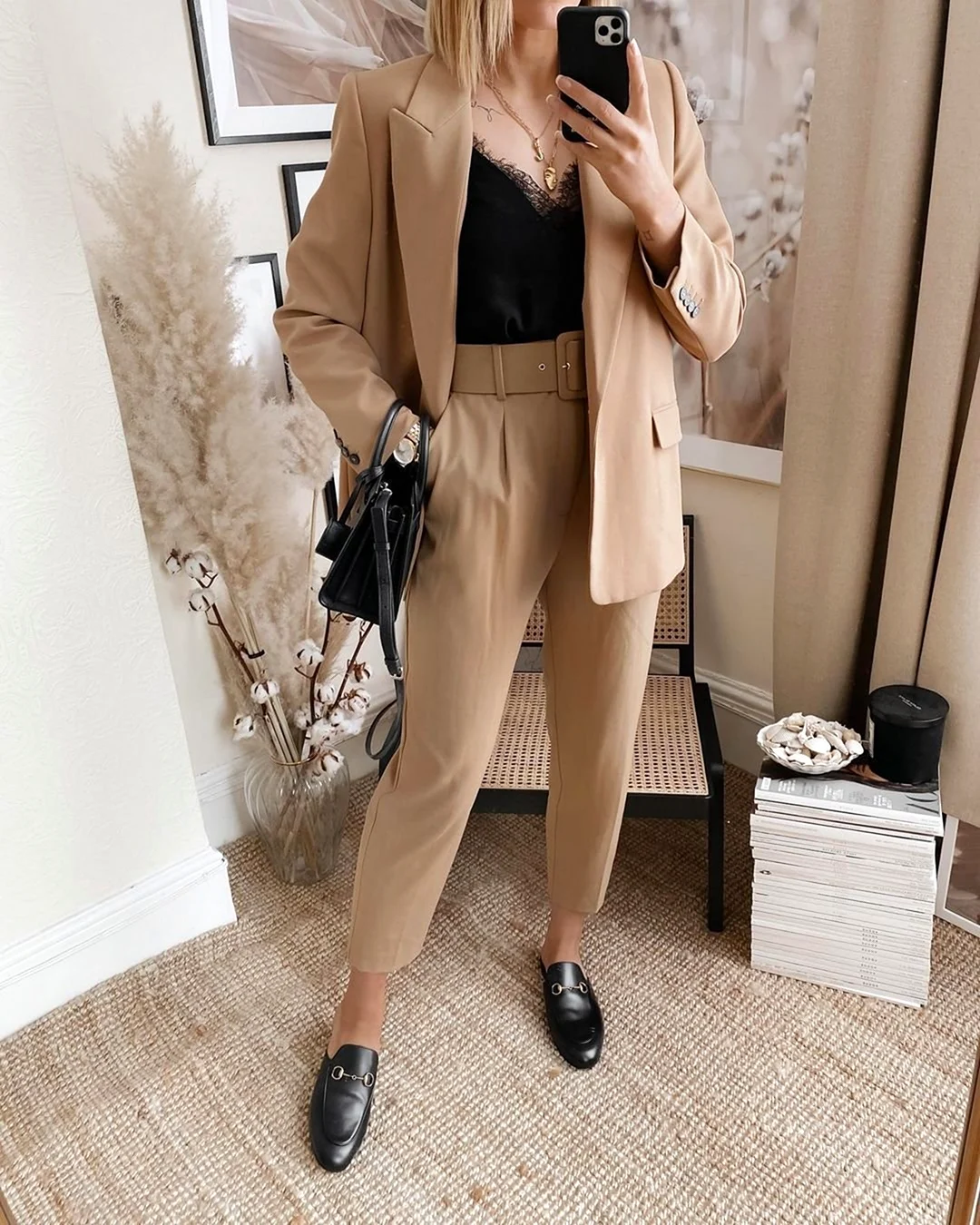 Образы с бежевым костюмом