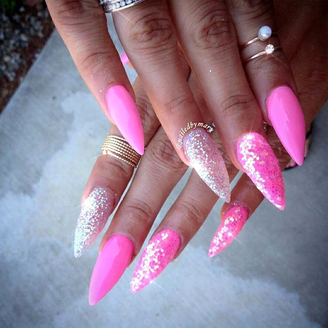 Розовый маникюр на острые ногти