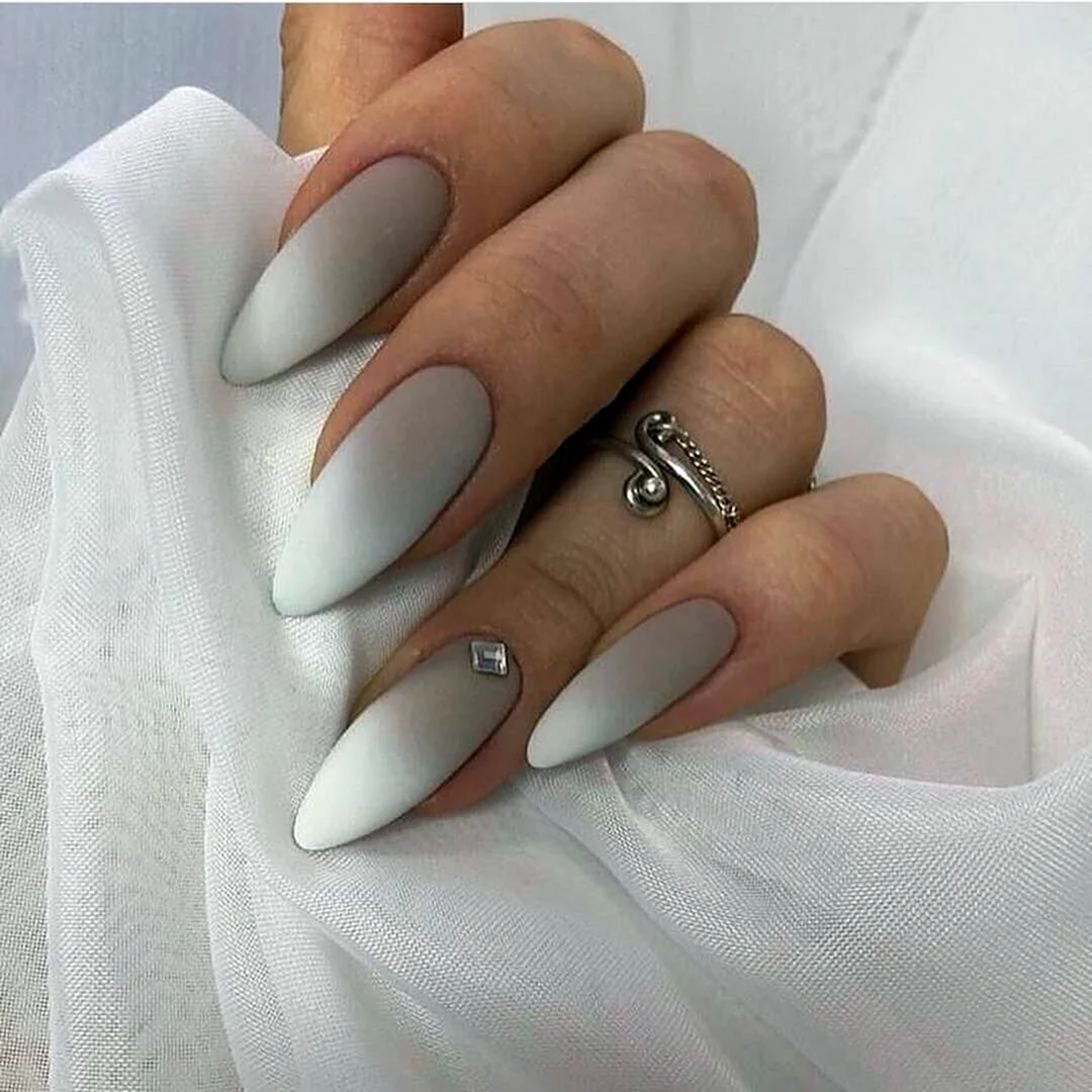 Белый маникюр 2022 миндаль