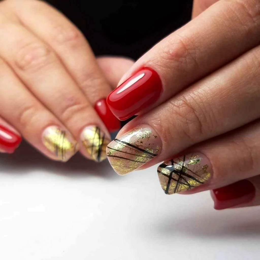 Маникюр с фольгой и паутинкой