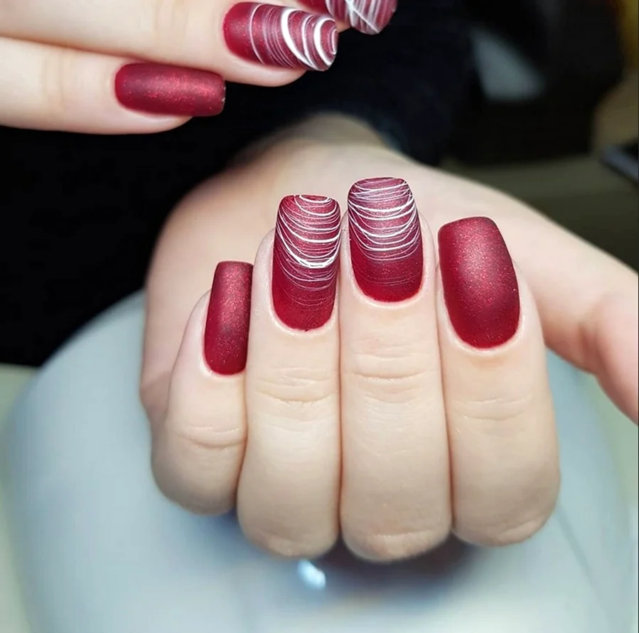 Красный маникюр с паутинкой