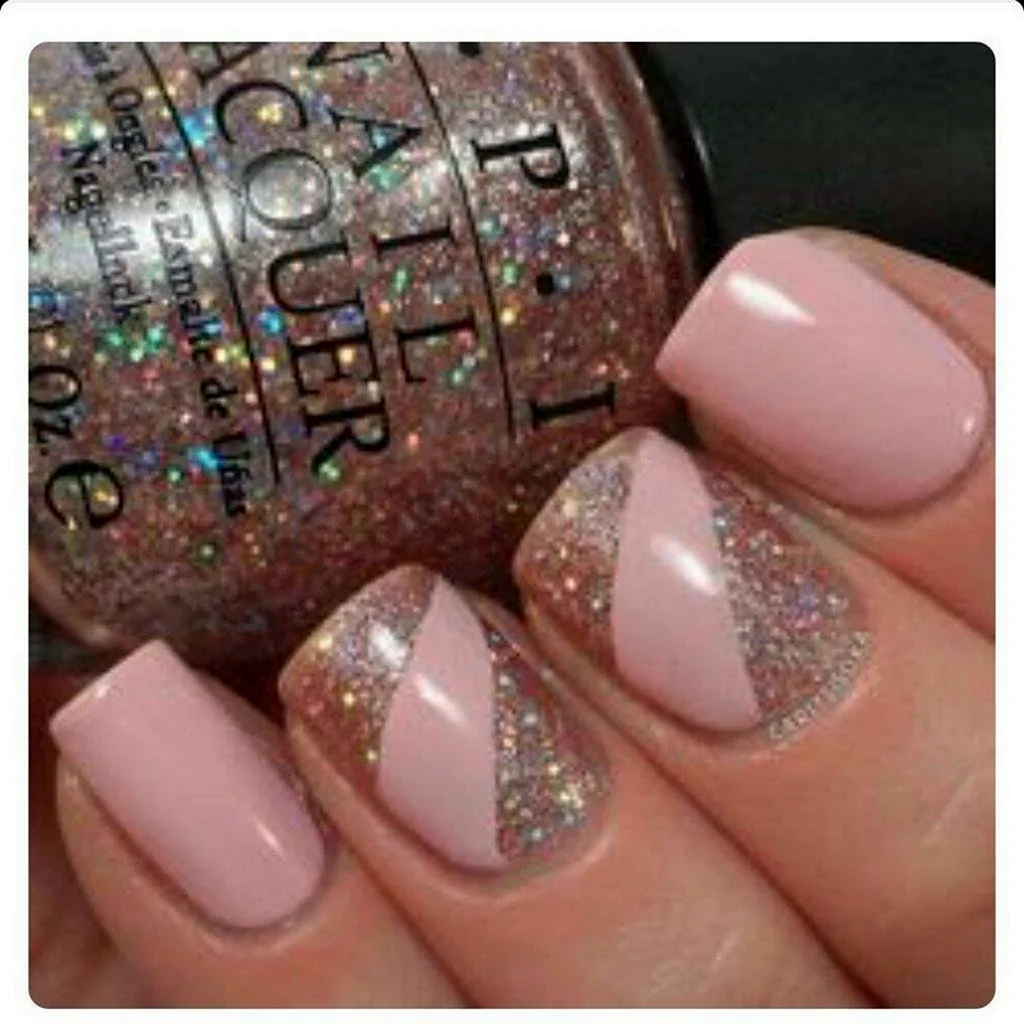 Маникюр розовый с блестками