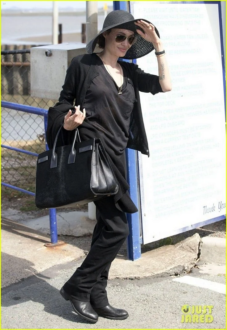 Анджелина Джоли уличный стиль 2021