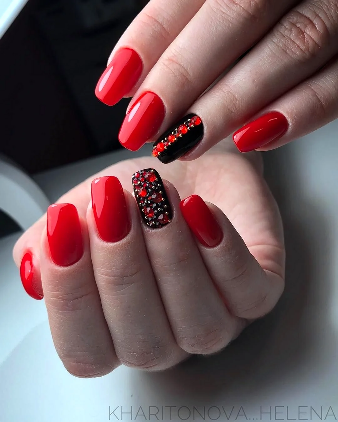 Красные ногти квадрат