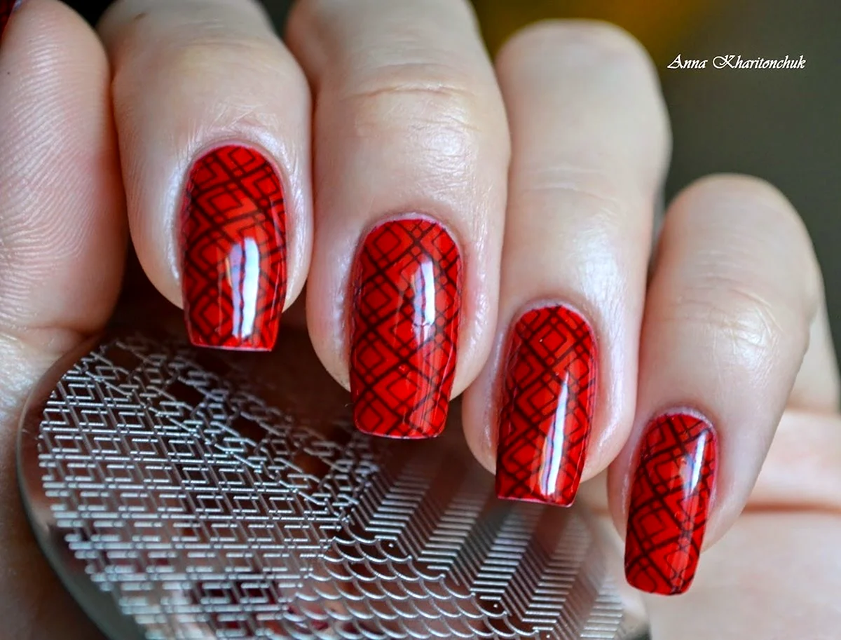 Красный маникюр с паутинкой