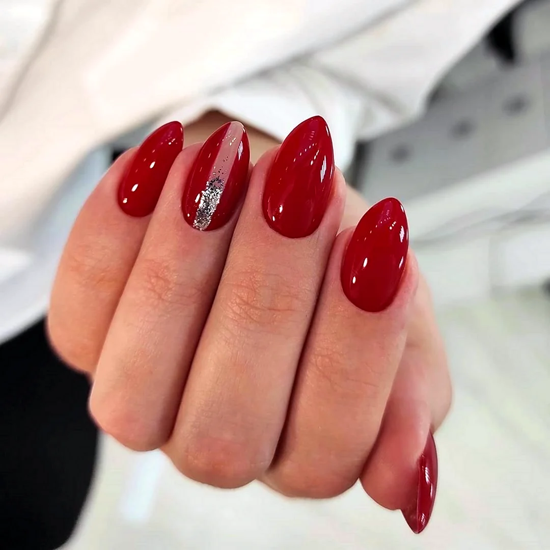 Красные ногти 2022 миндаль