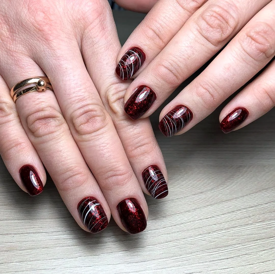 Бордовый маникюр с паутинкой