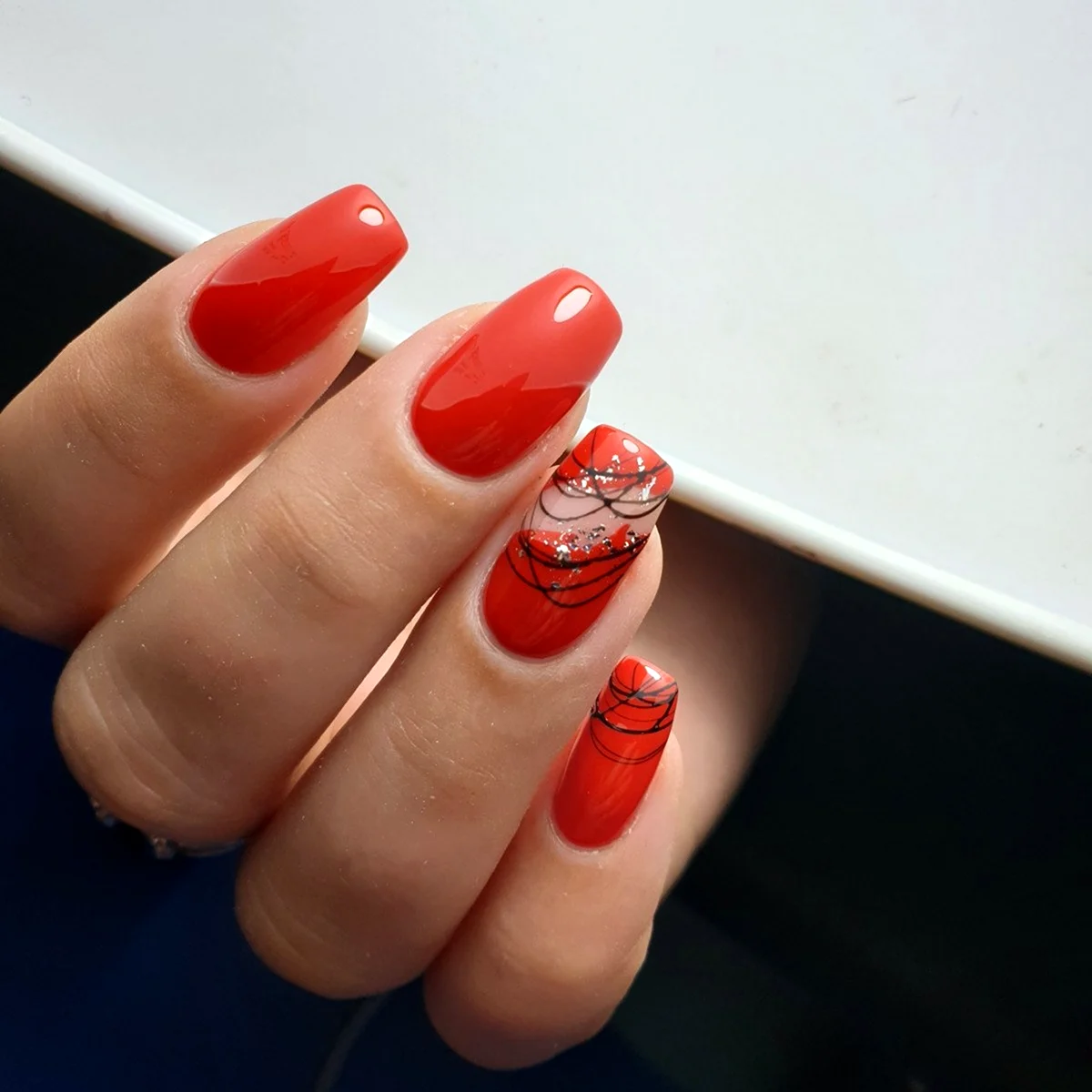 Красные ногти 2022