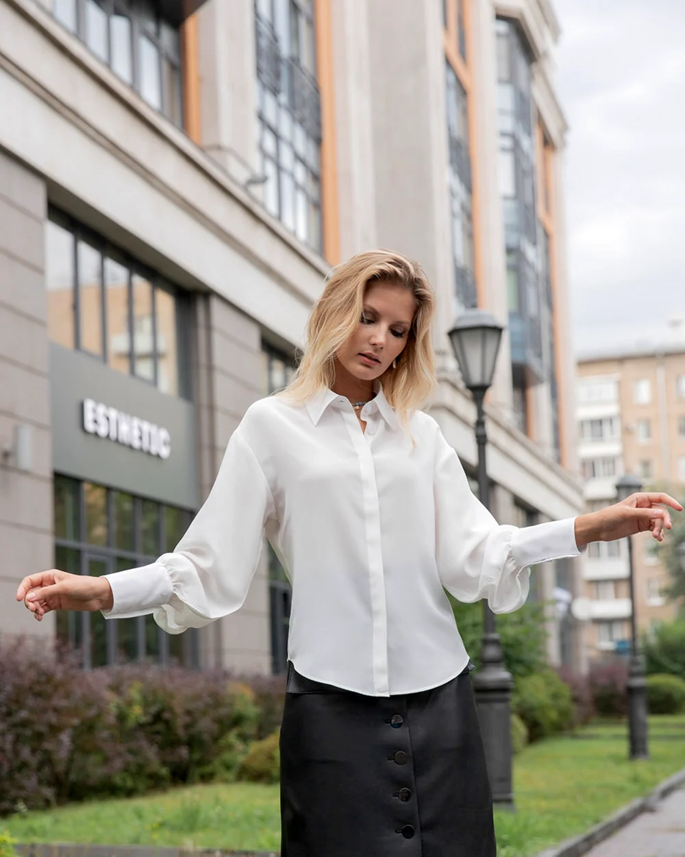 Девушка в белой рубашке