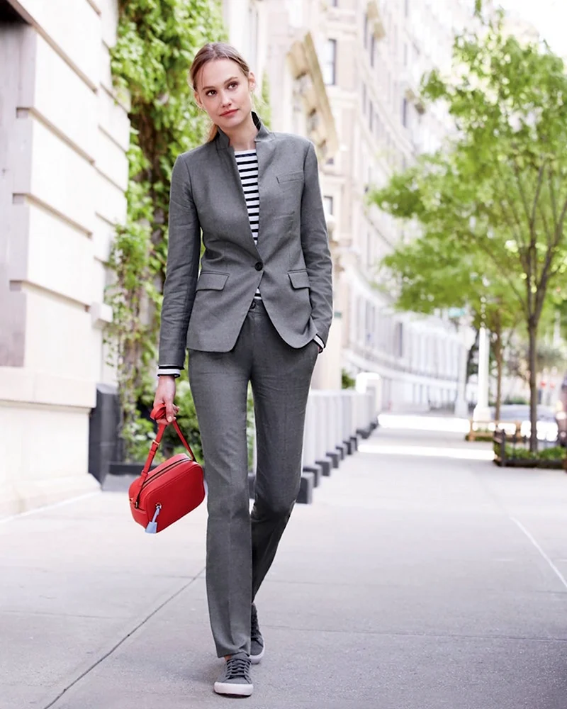 Серый костюм и красная сумка