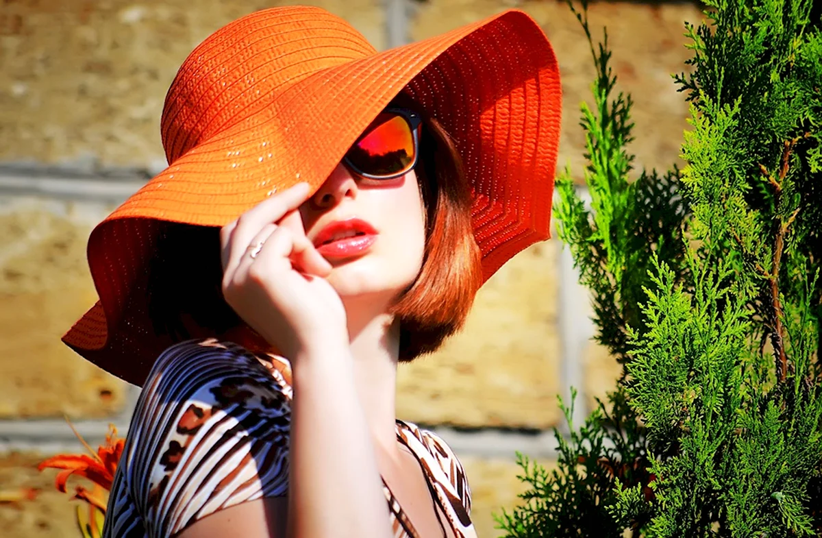 Рыжая женщина в шляпе