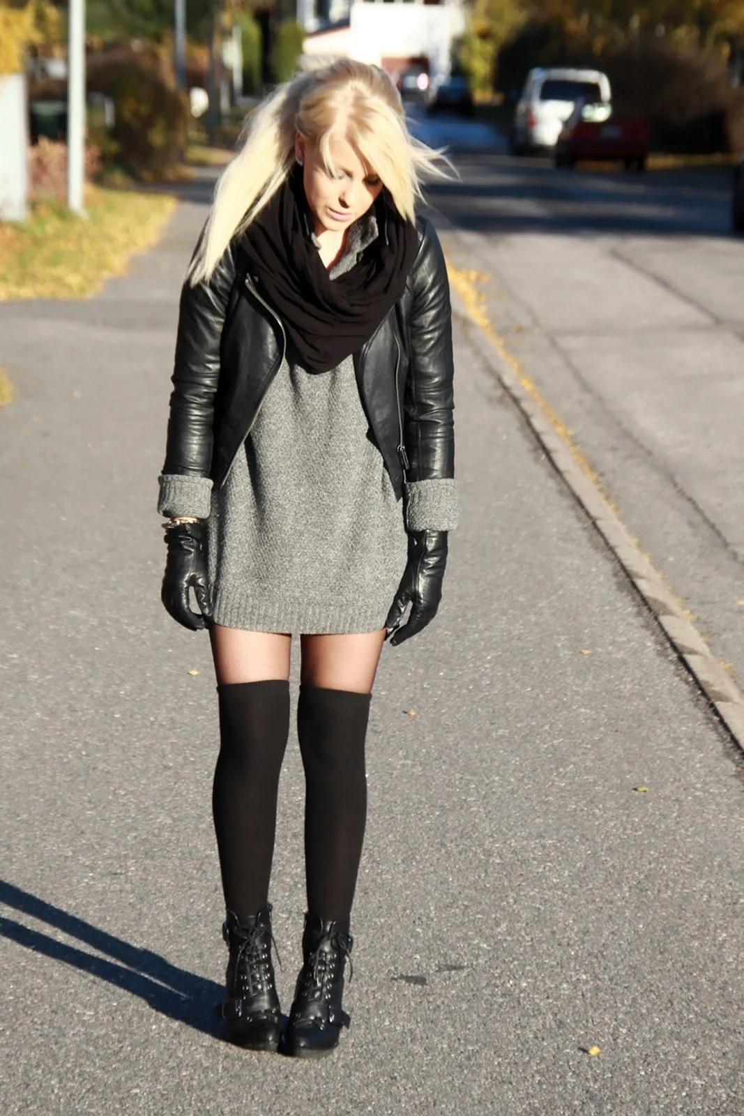 Черные сапоги с гольфами