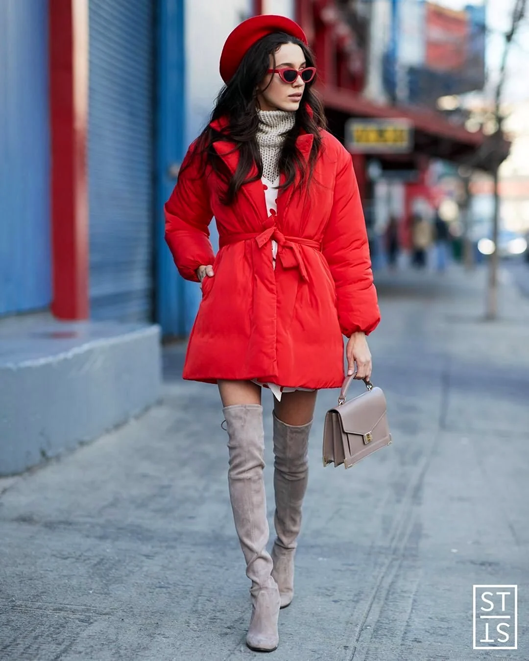 Образы с красным пуховиком