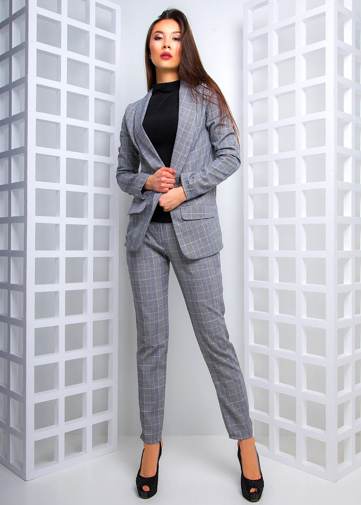 Серый брючный костюм Боттега