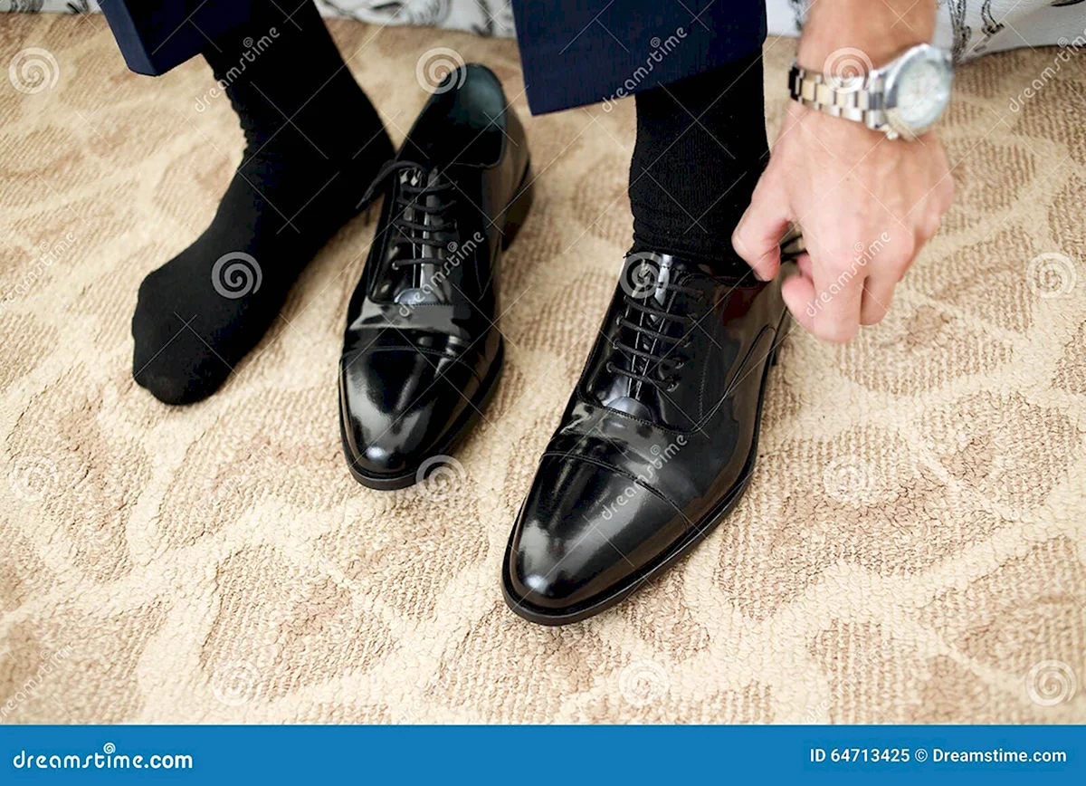 Жених надевает туфли