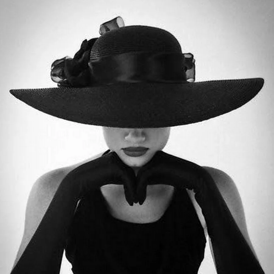 Фотосессия в черной шляпе