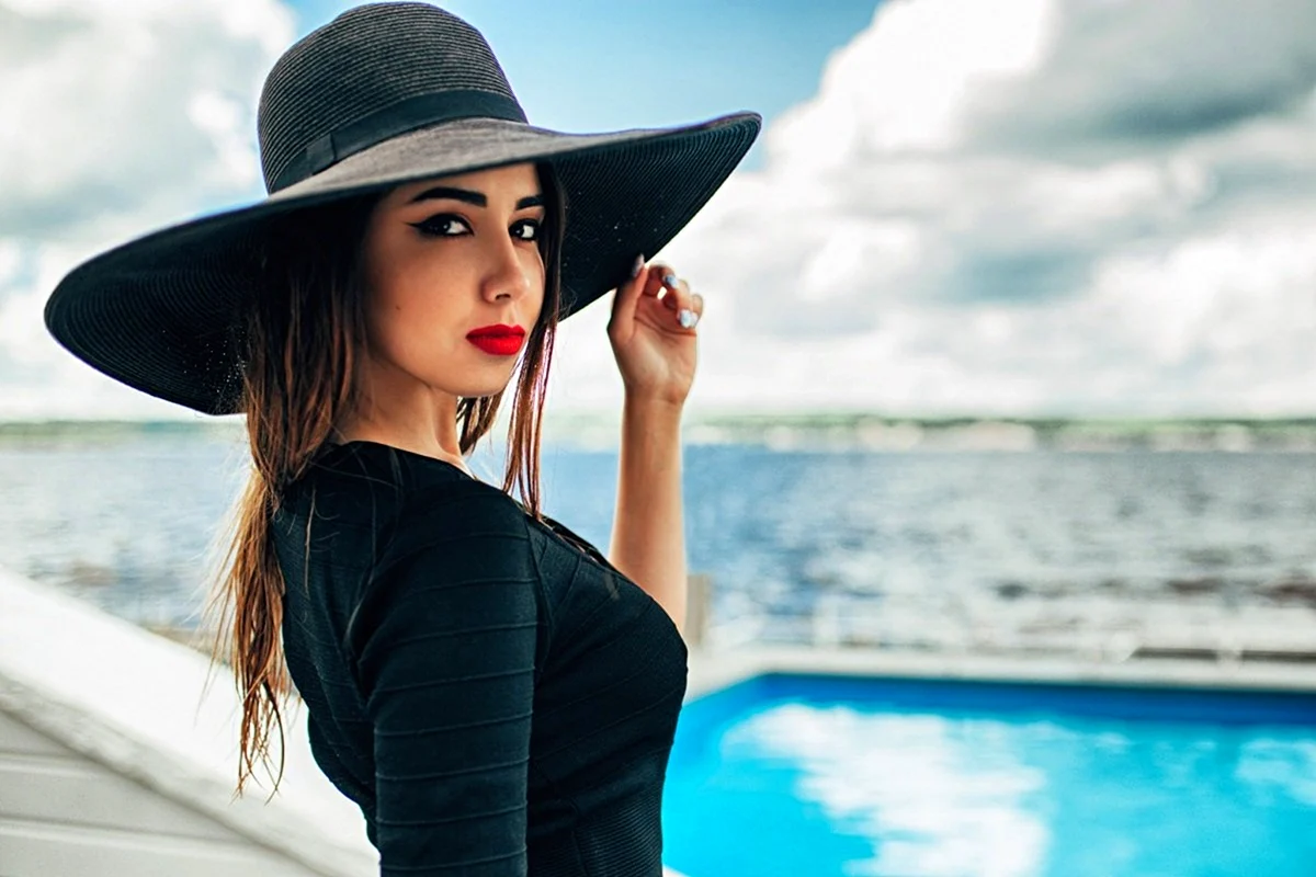 Клара Алонсо в шляпе