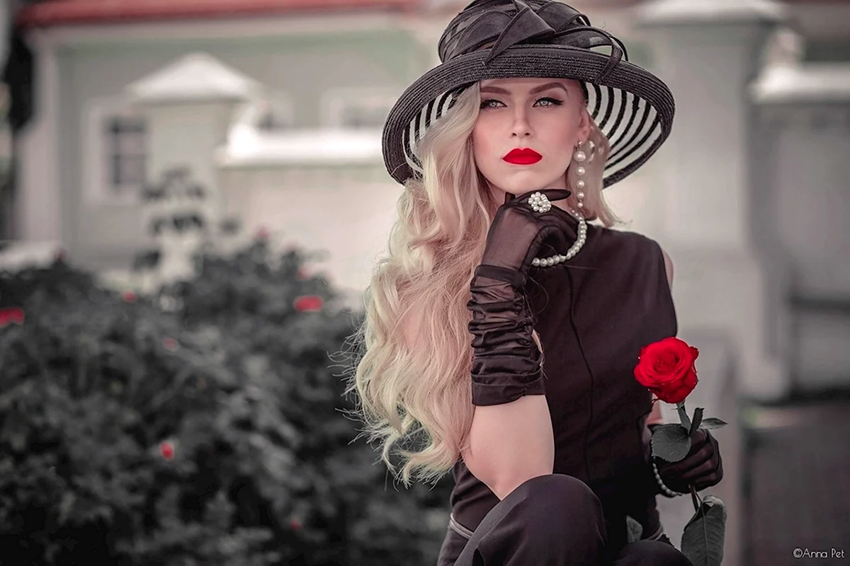 Женщина в шляпке и перчатках