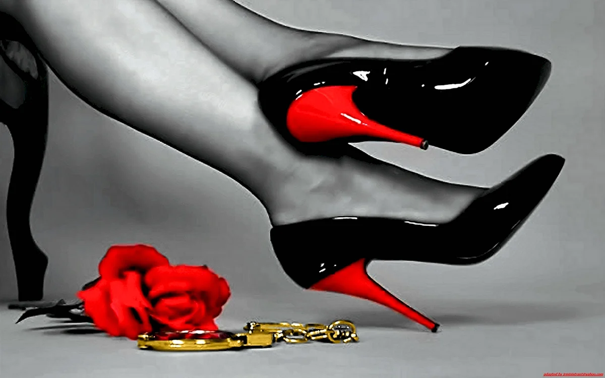 Девушка в черных туфлях