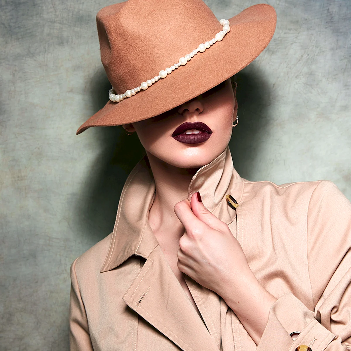 Девушка в бежевой шляпе