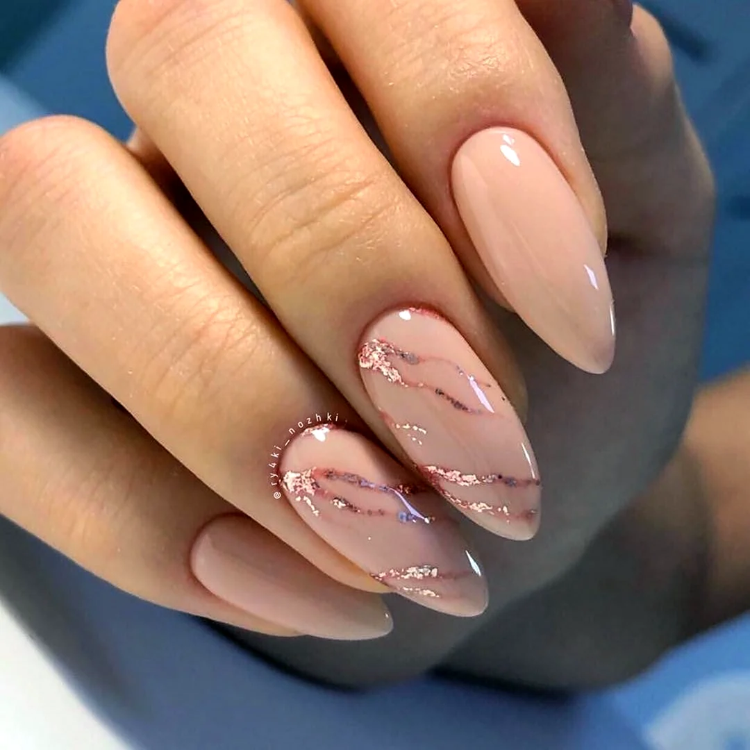 Нюдовый маникюр 2022 на короткие миндаль