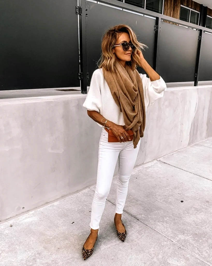 Белые джинсы осень 2022