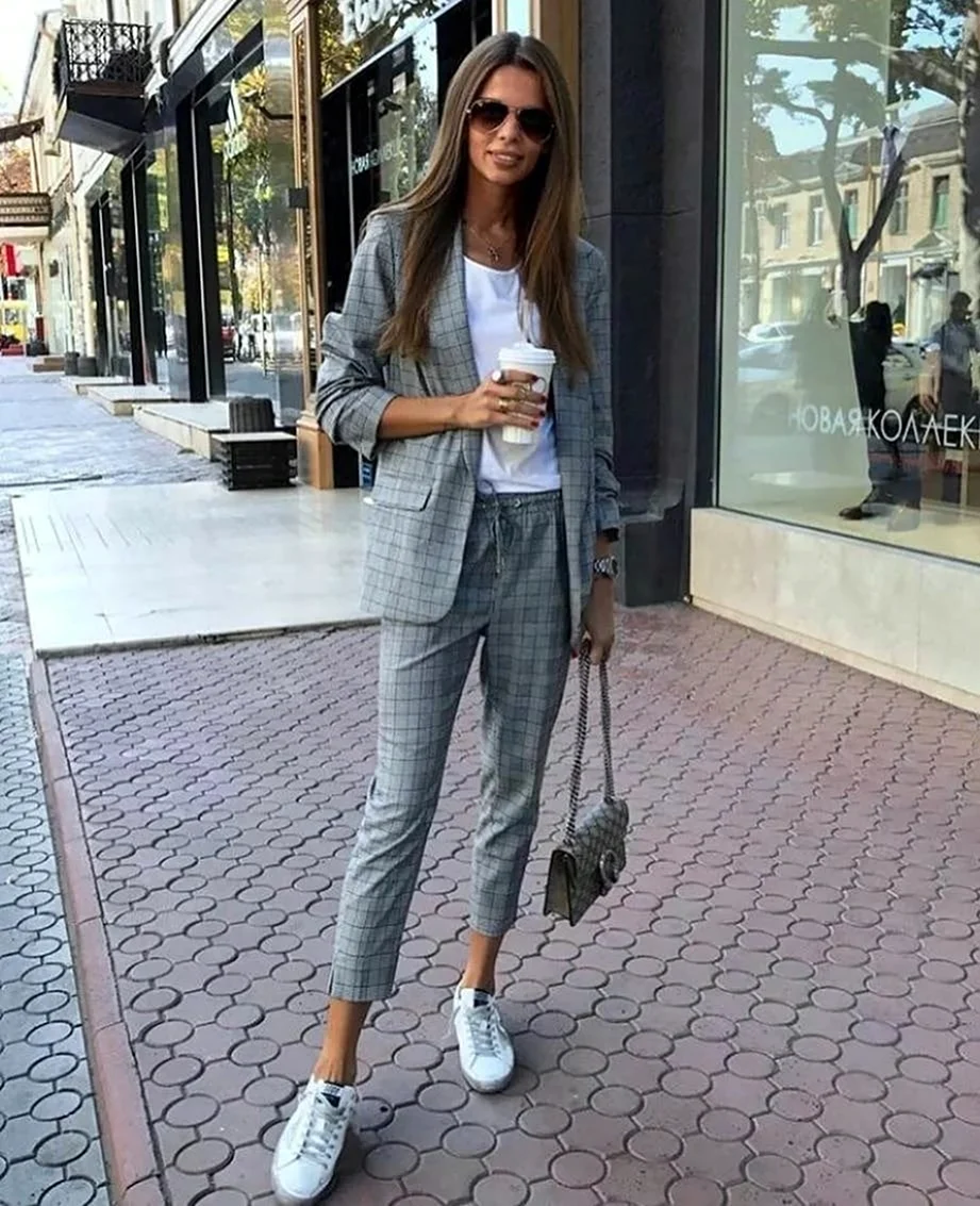 Костюм с кроссовками женская