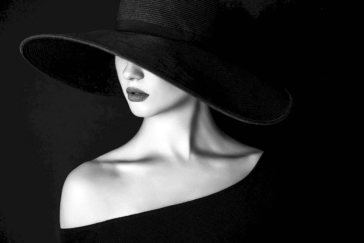 Девушка в шляпе черно белое