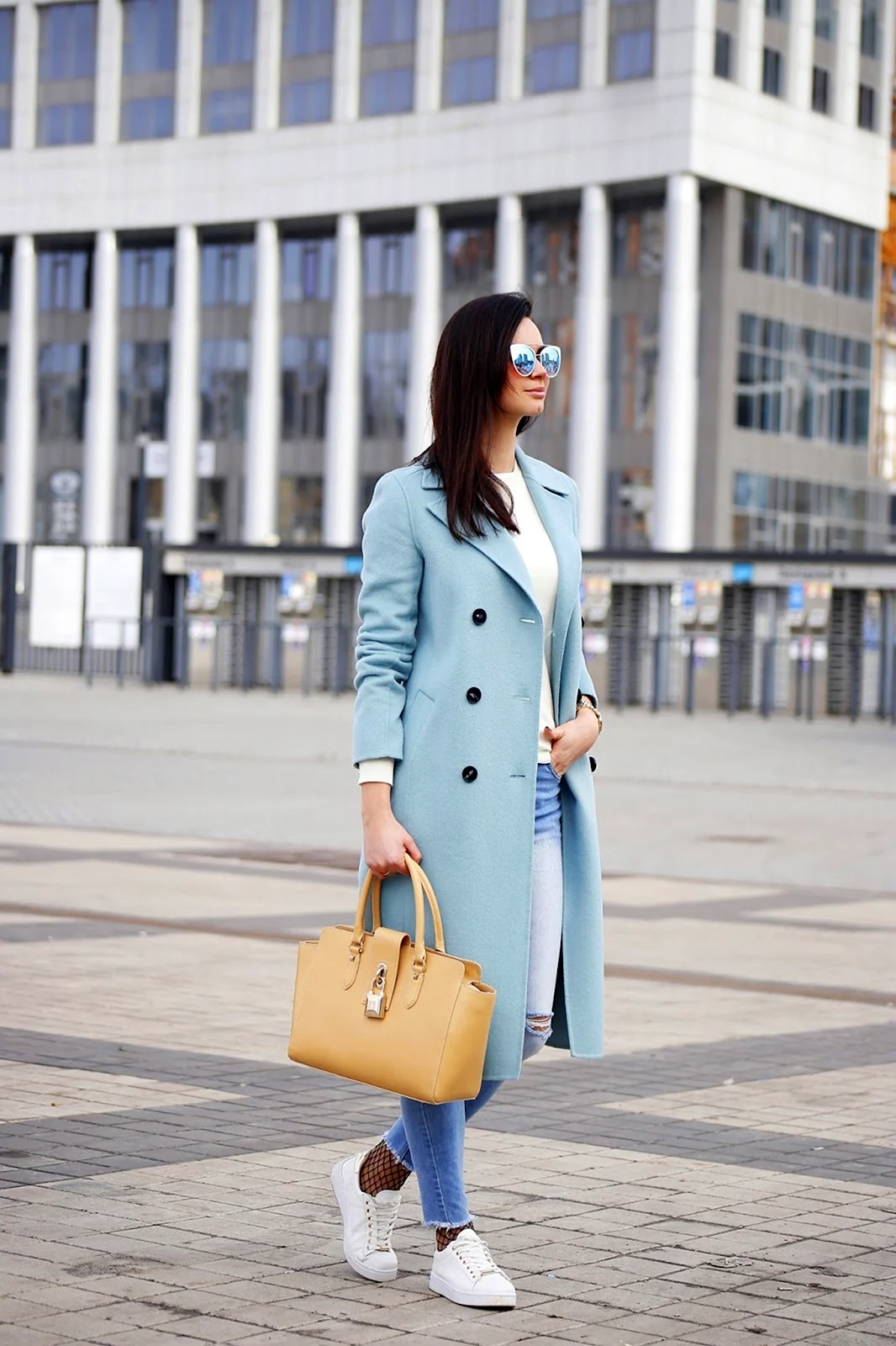 Светло голубое пальто