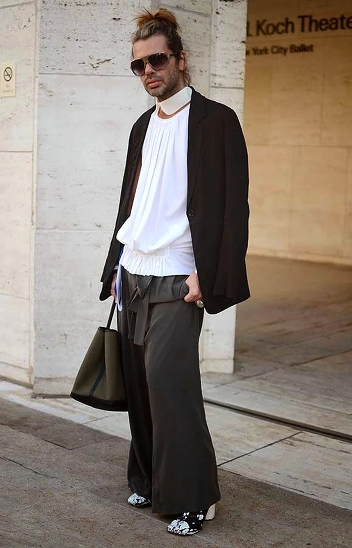 Странно одетые мужчины