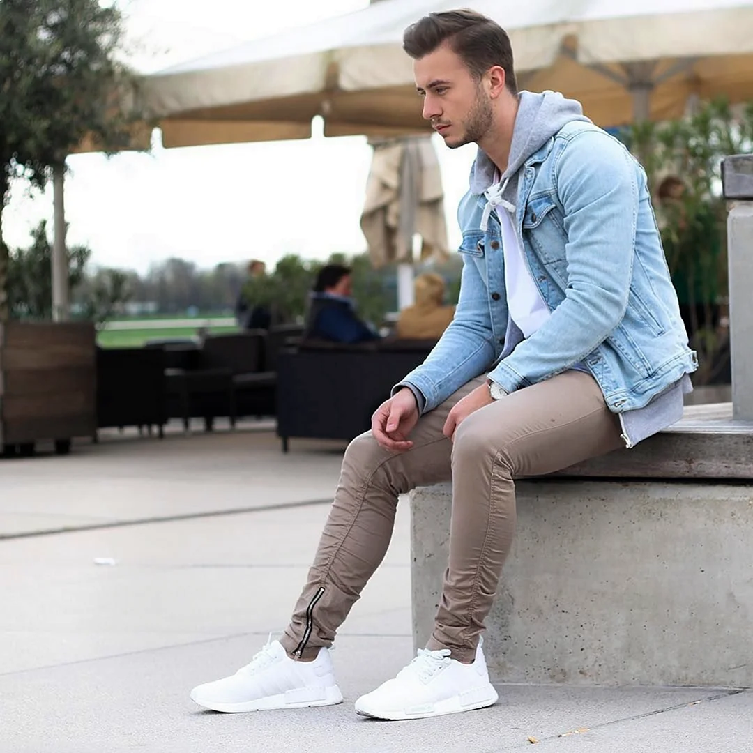 Серые джинсы белые кроссовки мужские