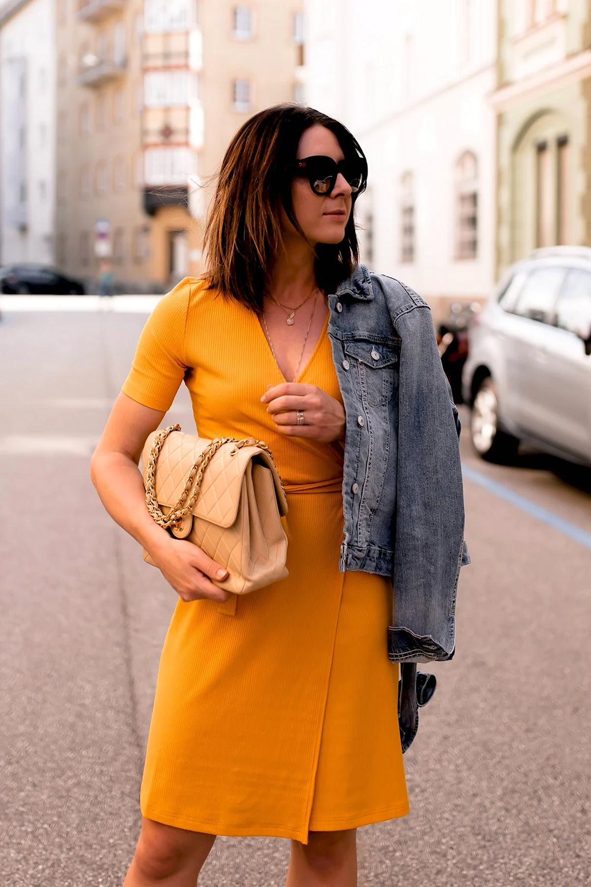 Горчичный цвет в одежде