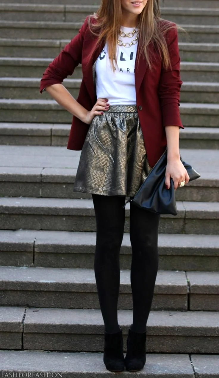 Лук с бордовыми колготками