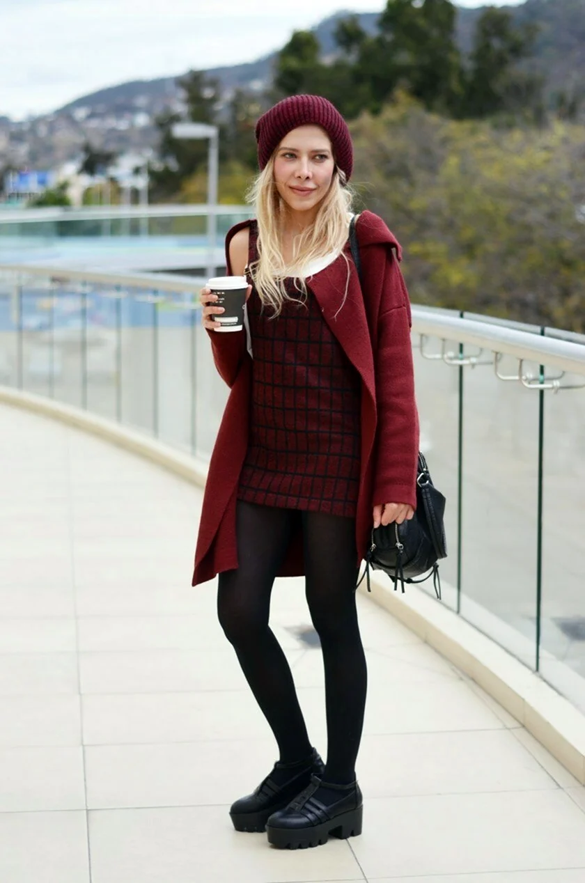 Шапка к бордовому пальто