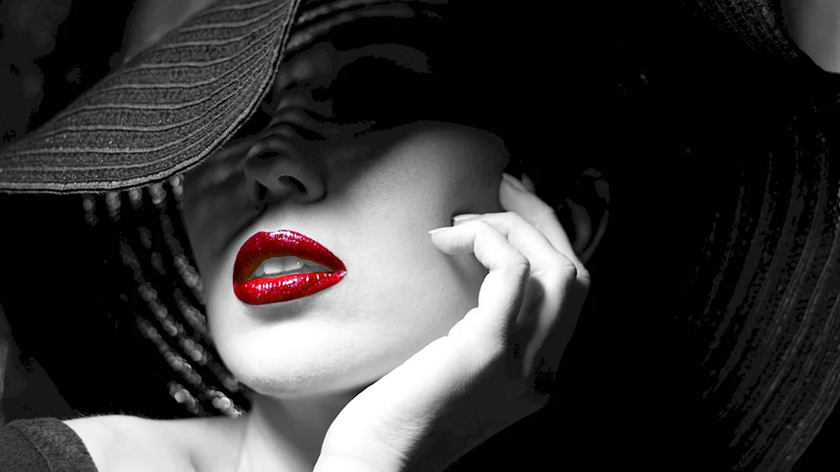 Лицо девушки в шляпе