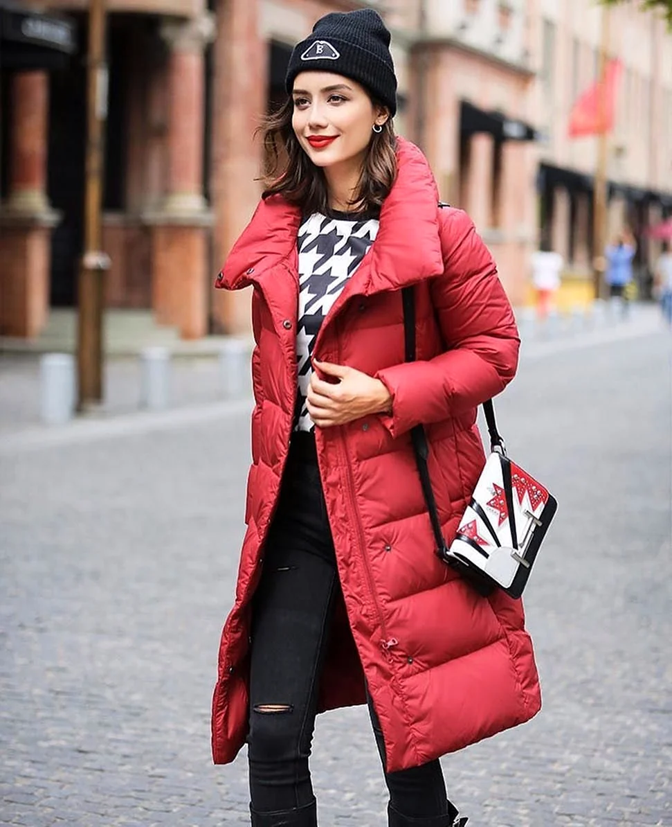Красный пуховик стрит стайл