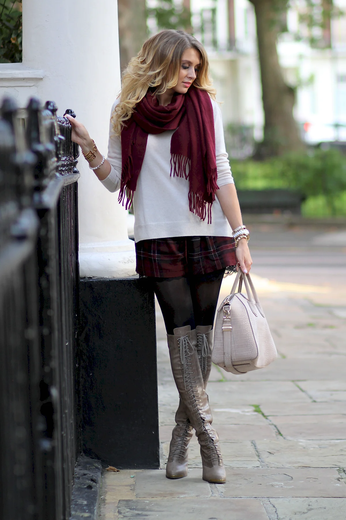 Образы с бордовым шарфом