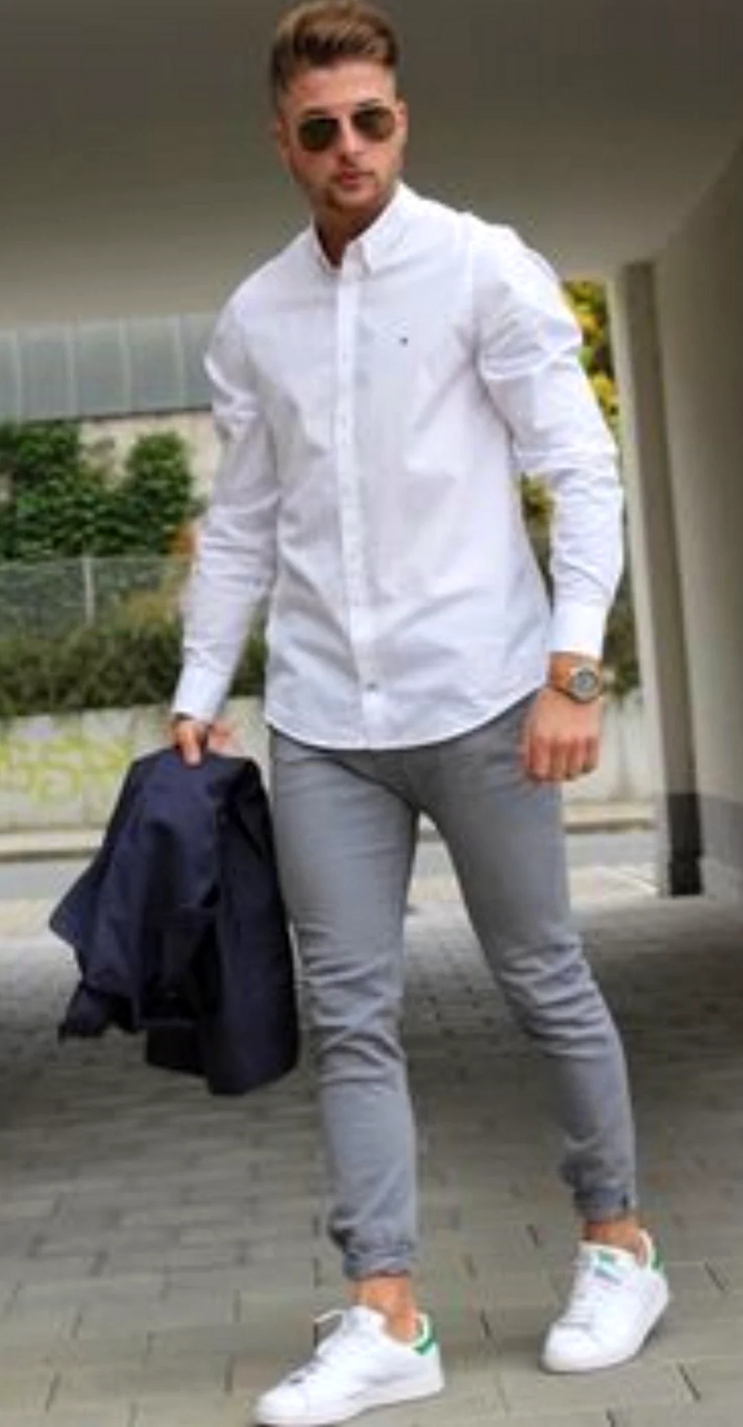 Белые кеды с брюками и рубашкой