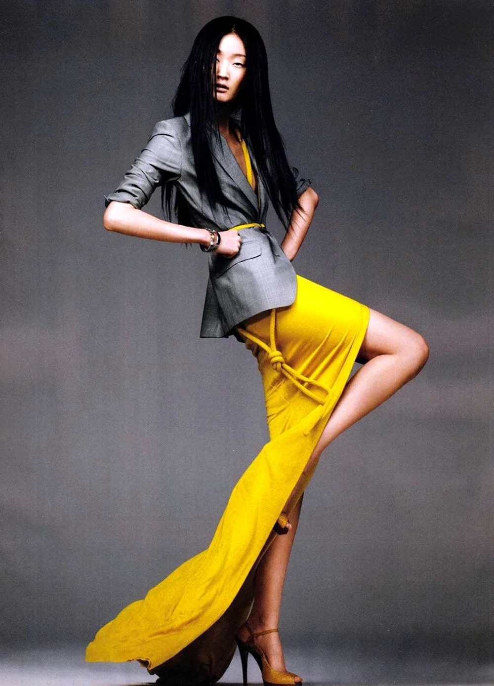 Модель нестандартная поза