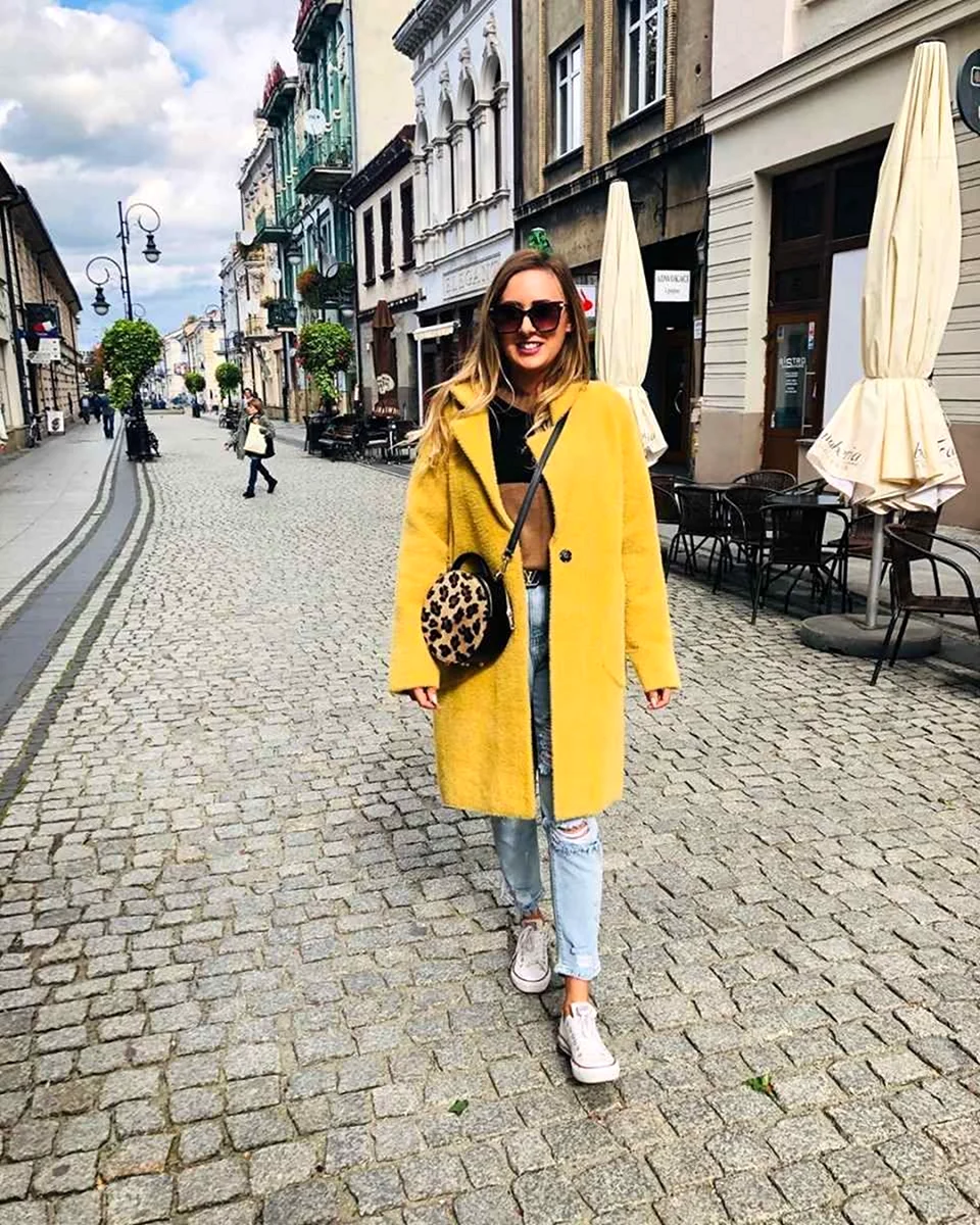 Образы с желтым пальто