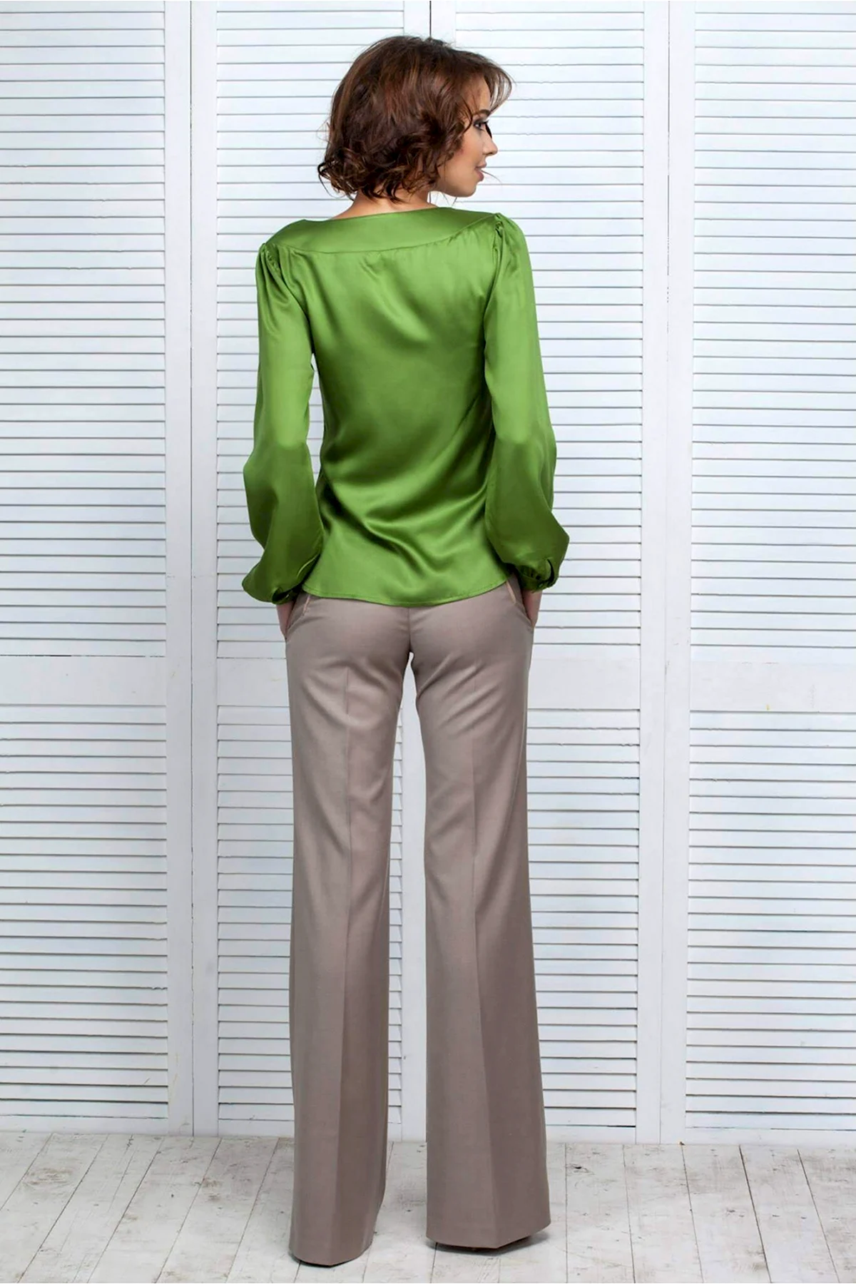 Оливковые брюки с блузкой