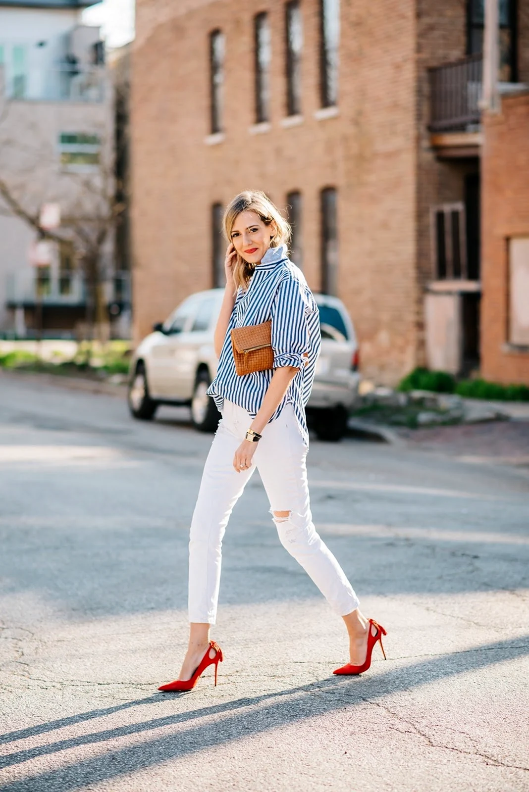 Белые джинсы с босоножками