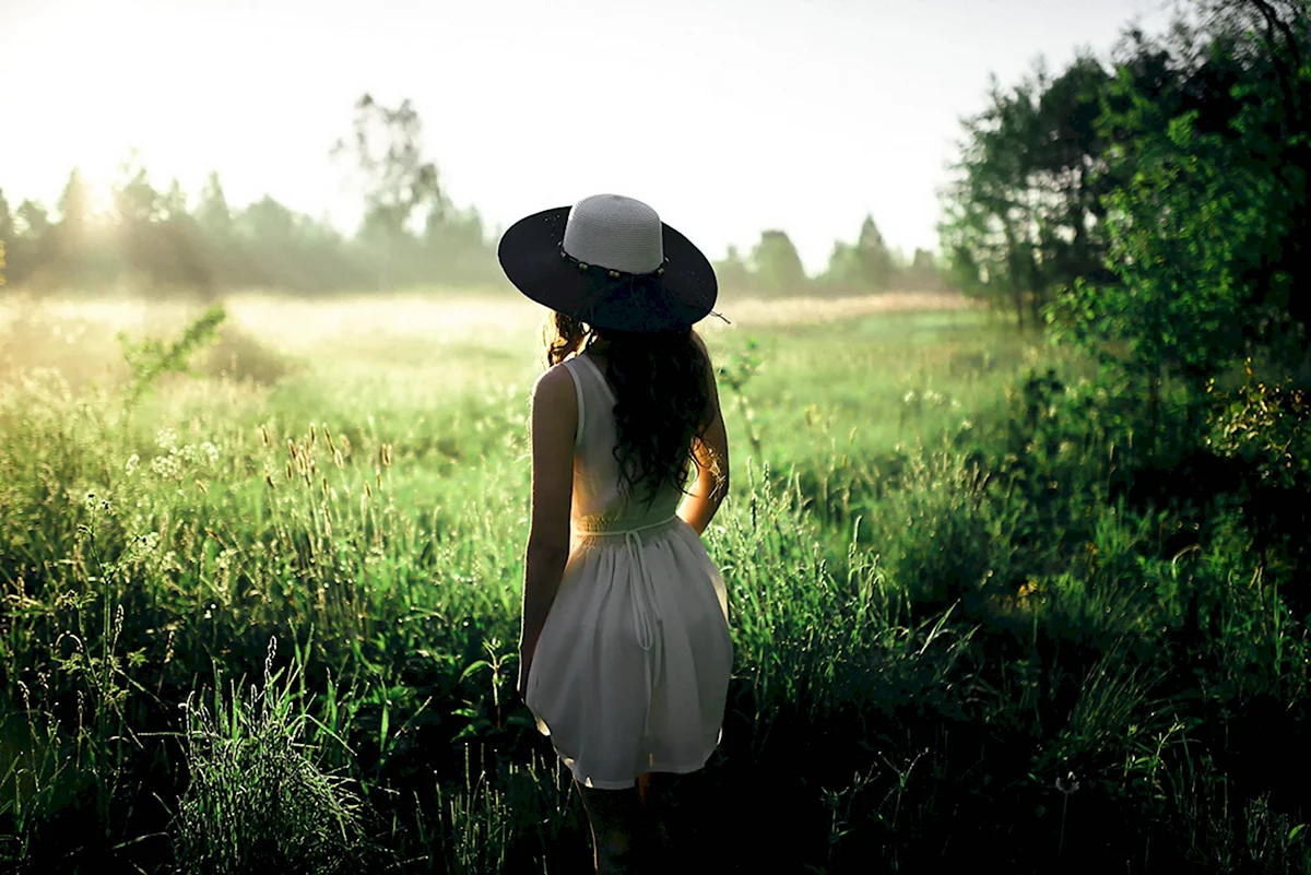 Девушка в шляпе на природе