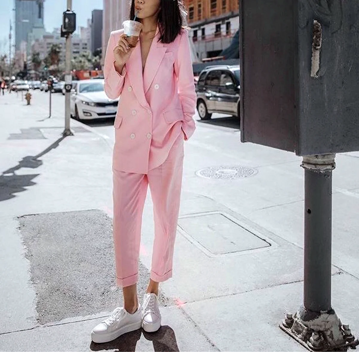 Брючный костюм женский с кроссовками