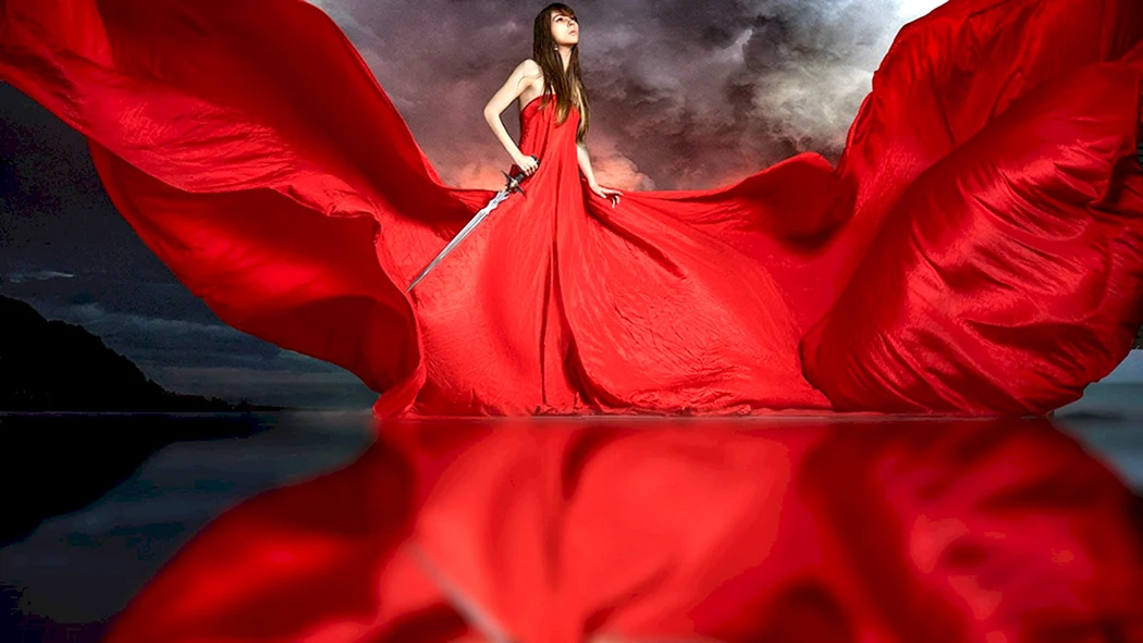 Женщина в Красном платье