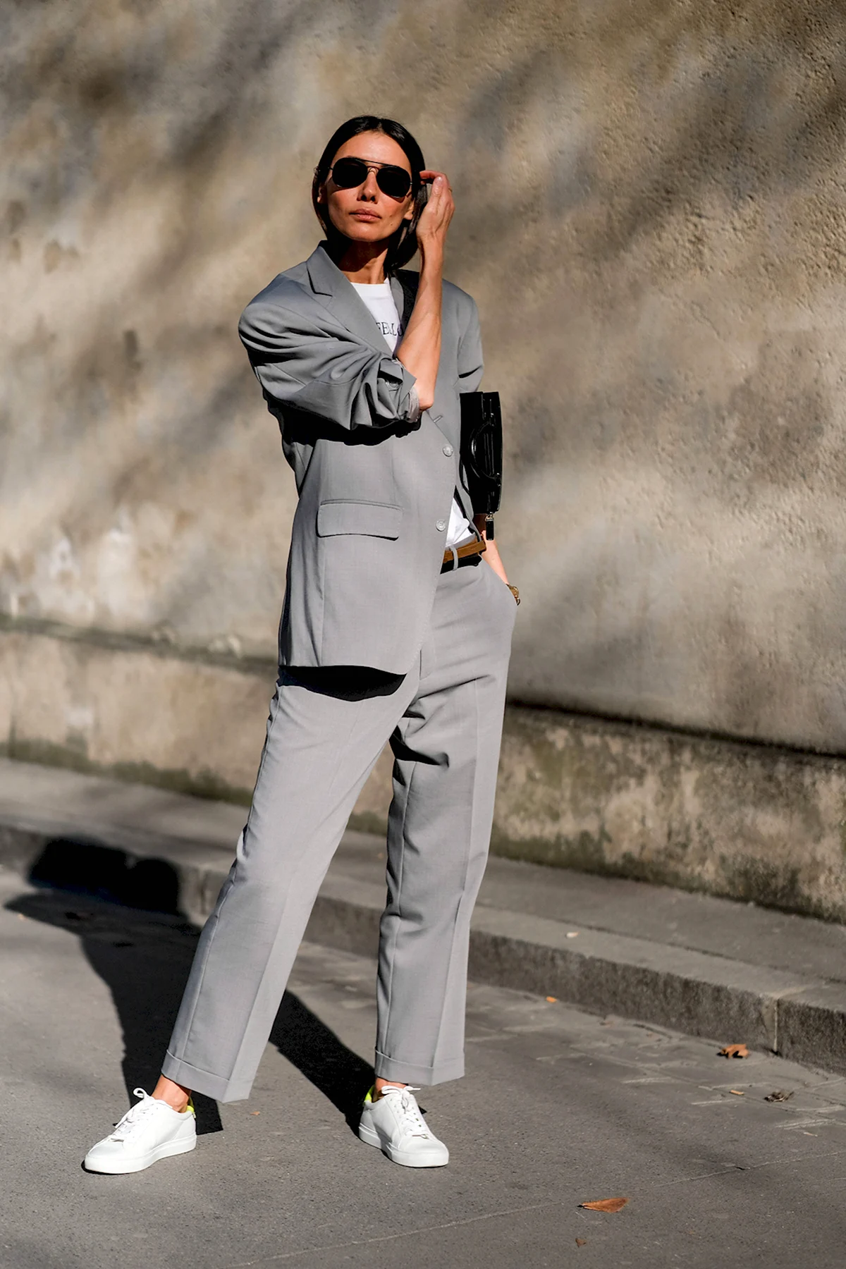 Брючный костюм с кроссовками