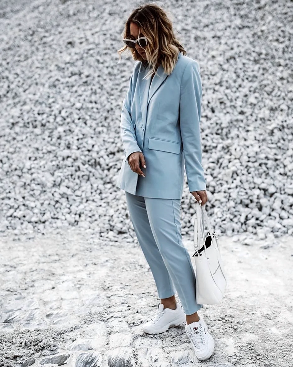 Брючный костюм с кроссовками