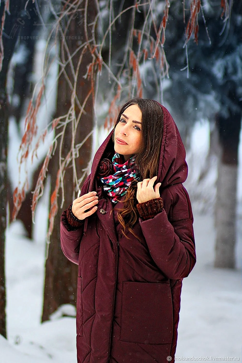 Девушки в бордовых пуховиках