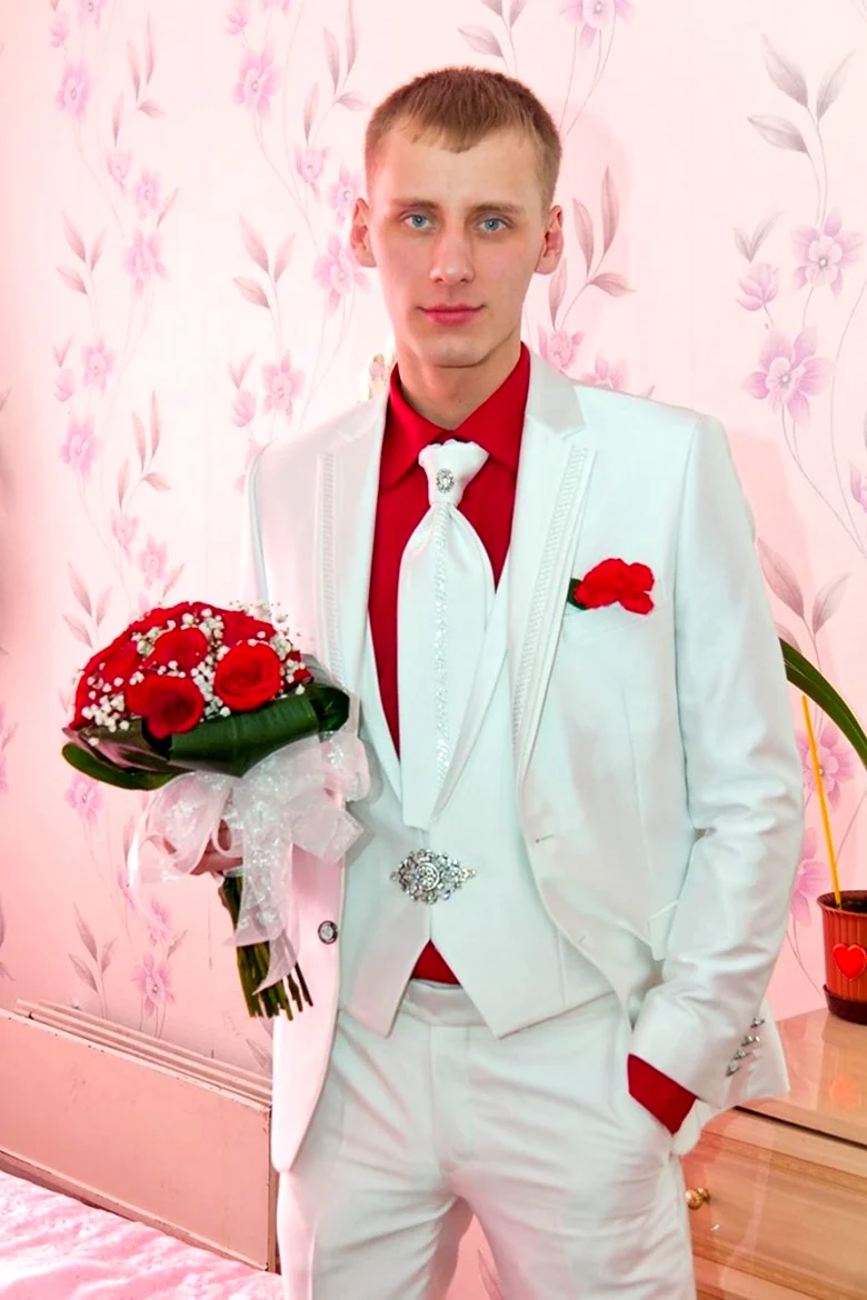 Белый свадебный костюм для жениха